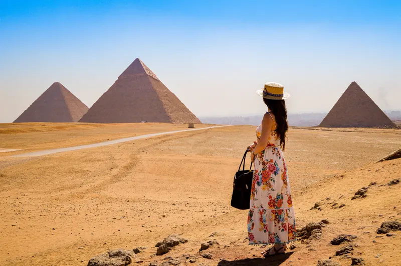 Traveler portrait session near the Giza pyramids